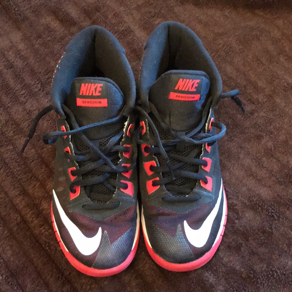 Nike Devosion basketball shoes - size 2Y